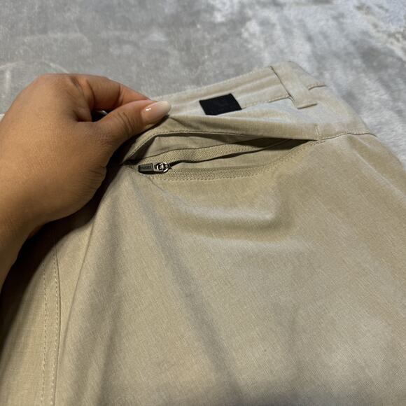 Vuori Aim Shorts Men's SZ 33 Khaki Performance Stretch Golf Lightweight - Picture 11 of 11